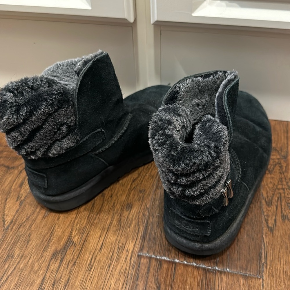 UGG Australia Womens Black Suede Round Toe Pull On Ankle